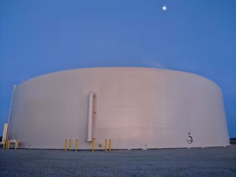 Welded steel water storage tank in Bakersfield — 3.9 MG Freeway Tank