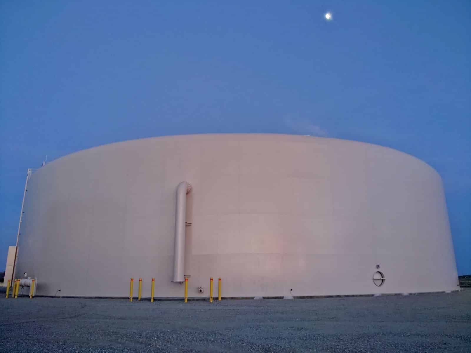 Welded steel water storage tank in Bakersfield — 3.9 MG Freeway Tank